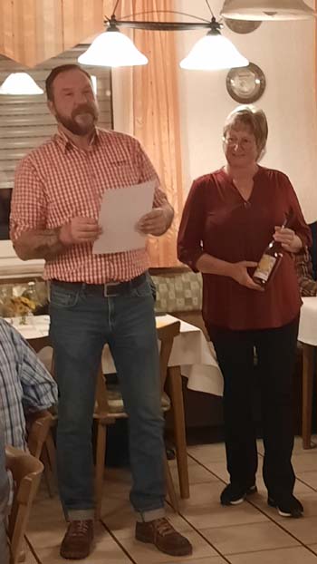 Vorsitzende Sabine Fünfgelder mit Bezriksvorsitzendem Constantin Günther bei den Ehrungen